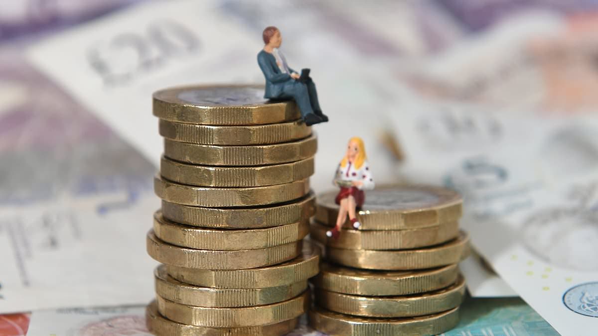 DAILY MAIL: So do you earn more than your neighbours? Try our new interactive tool to see how your income stacks up