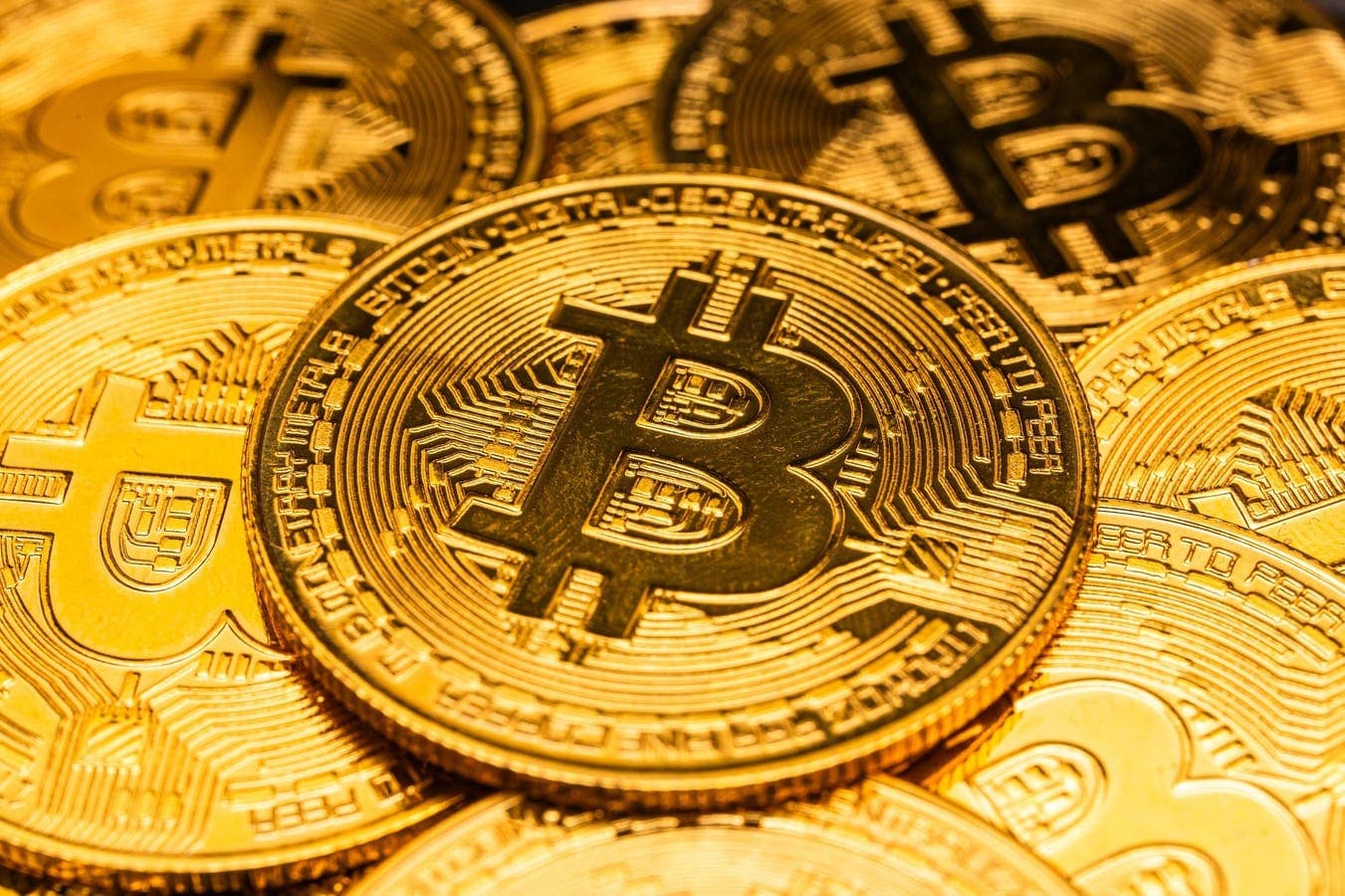 Bitcoin Bounces Back As Macro Pressures And Leverage Fuel Gains