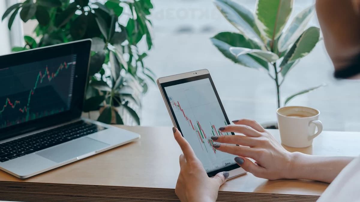 Fake Ledger websites top Google search results, with related sites attracting over 1 million visits in the past 30 days.